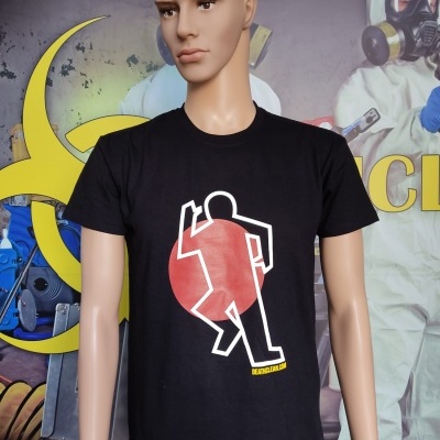 Camiseta preta com estampa de figura dançando em círculo vermelho e texto amarelo