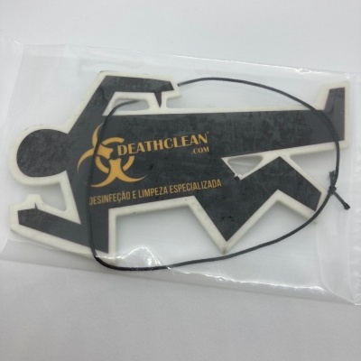 Produto recortado preto e amarelo DEATHCLEAN.COM dentro de plástico com cordão preto