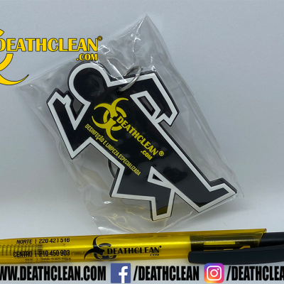 Caneta amarela e preta e chaveiro em forma humana com logo DEATHCLEAN.COM