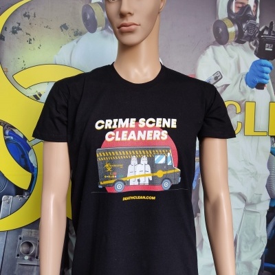 T-shirt preta com impressão de carrinho e texto promocional em manequim.
