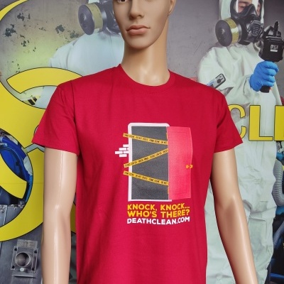 T-shirt vermelha com estampa de porta e texto promocional num manequim masculino