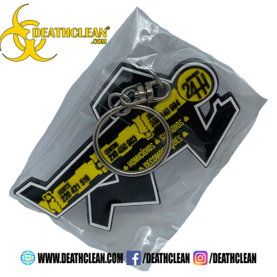 Porta-chaves em PVC transparente preto e amarelo numa embalagem transparente com logótipo DEATHCLEAN.COM