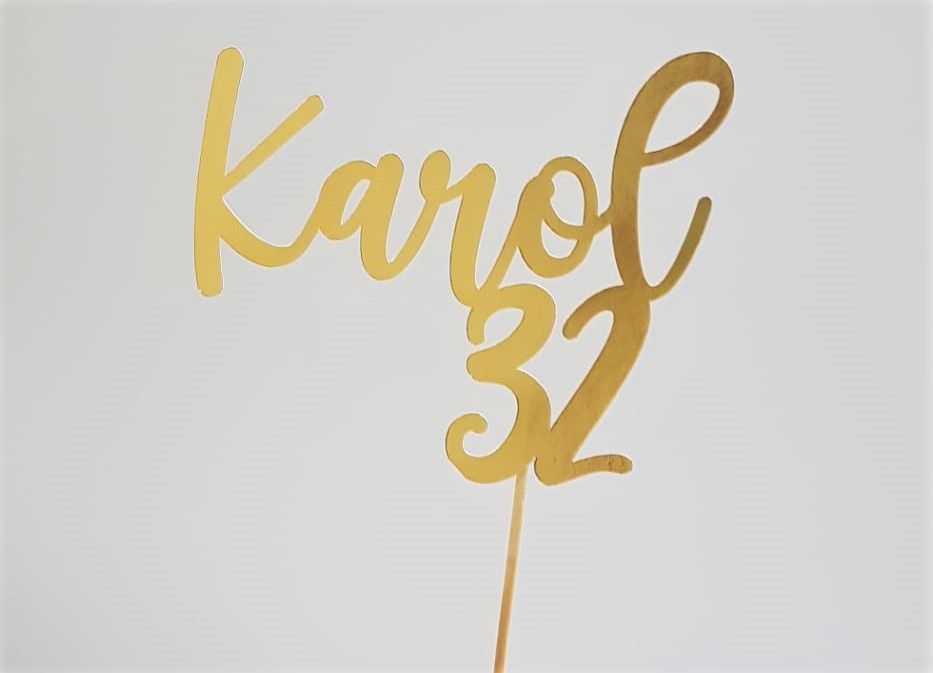Topo de bolo "Nome + idade" Topo de bolo dourado com o texto 'Karol 32' em fundo branco