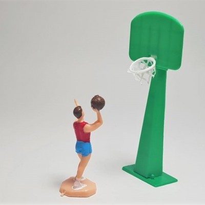 Figura de basquetebol com suporte verde e aros brancos
