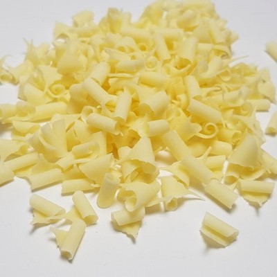 Lascas de chocolate branco em fundo branco