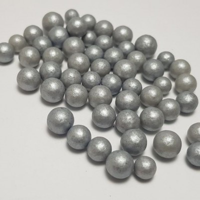 Bolas metálicas prateadas de vários tamanhos sobre fundo branco