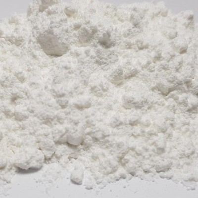 Pó branco granuloso sobre superfície branca