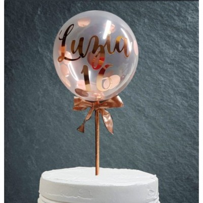 Bolo branco com balão decorativo transparente com texto 'Luna 16' em dourado