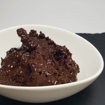 Gelado de chocolate cremoso numa taça branca