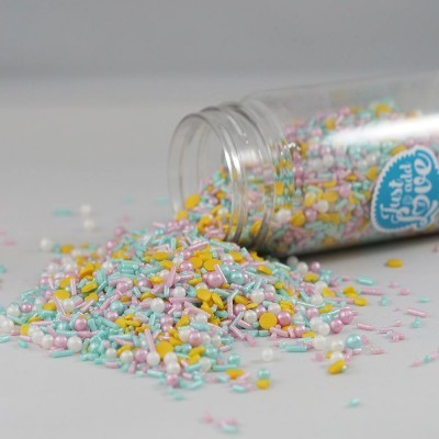 Frasco transparente com confeitos coloridos derramados