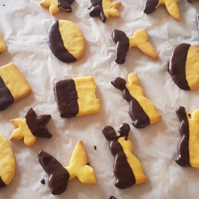 Biscoitos caseiros com chocolate sobre papel vegetal