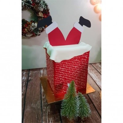 Decoração de Natal com chaminé vermelha, pernas de Papai Noel e mini árvores verdes