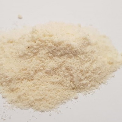 Pó fino bege claro sobre superfície branca