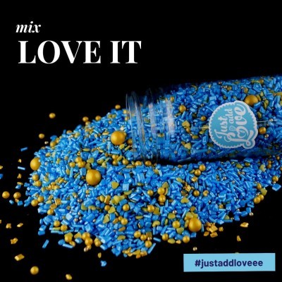 Frasco de confeitos azuis e dourados derramados