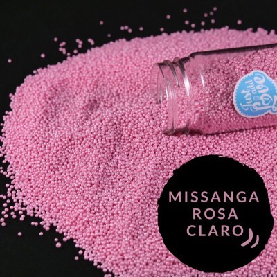 Missangas rosa claro espalhadas com frasco de vidro e texto identificativo.