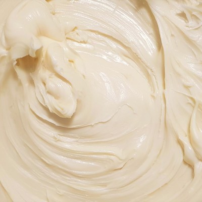Close-up de creme ou pasta creme clara com textura suave e ondulada