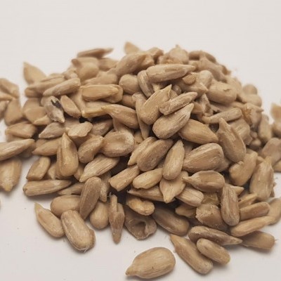 Monte de sementes de girassol descascadas sobre fundo branco