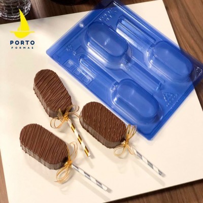 Bolos em forma de gelado com cobertura de chocolate e molde azul plástico