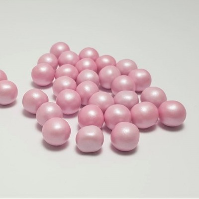 Contas rosa brilhantes redondas sobre fundo branco