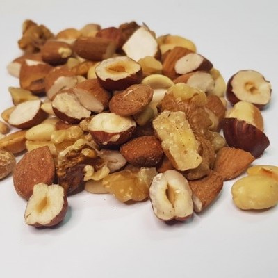 Mix de frutos secos variados sobre fundo branco