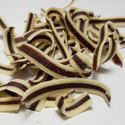 Tiras listradas de chocolate castanho e bege sobre fundo branco