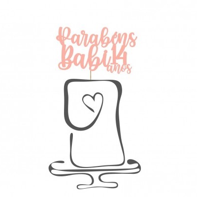 Vela decorativa branca com coração e texto 'Parabéns Babi 4 Anos' rosa