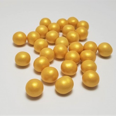 Pérolas douradas brilhantes sobre fundo branco