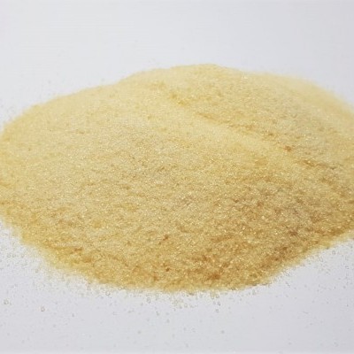 Pó amarelo claro em montinho sobre fundo branco