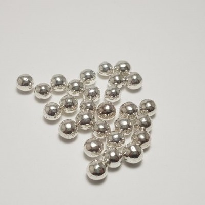 Várias esferas metálicas prateadas sobre fundo branco