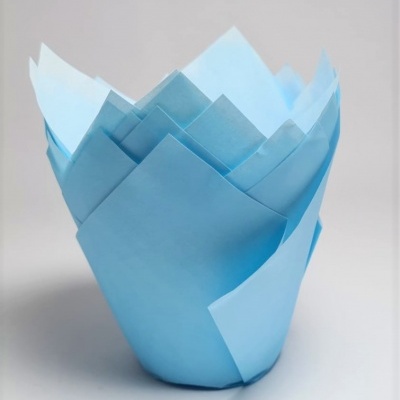 Formas para muffins azuis feitas em papel, empilhadas umas dentro das outras com bordas em forma de pétalas.