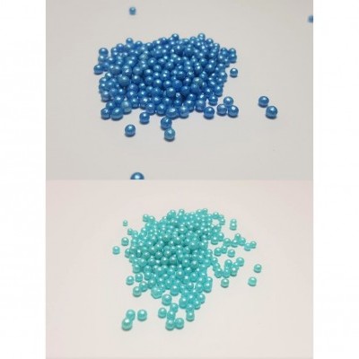 Pérolas azuis escuras e claras sobre fundo branco