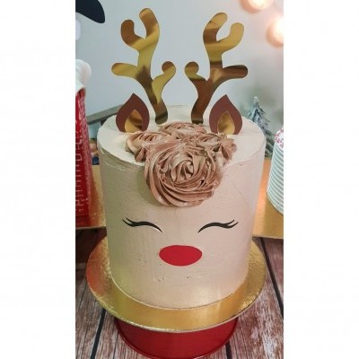 Bolo decorado em forma de rena com cornos castanhos e nariz vermelho