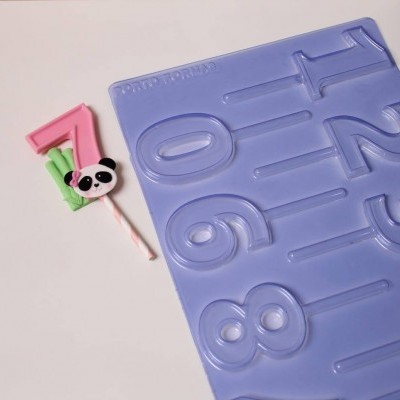 Forma de silicone azul com números e pirulito decorativo com panda