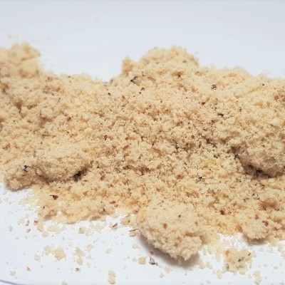 Pó granuloso de cor bege claro sobre superfície branca