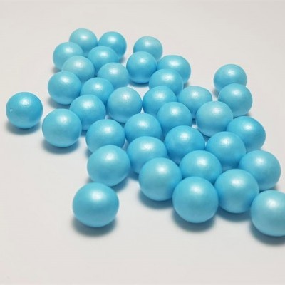 esferas azuis claras pequenas sobre fundo branco