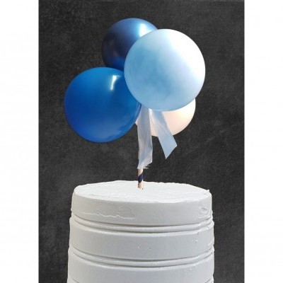 Bolo branco com três camadas decorado com balões azuis e brancos no topo