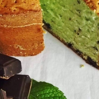 Bolo amarelo e verde cortado, pedaços de chocolate e folhas de hortelã
