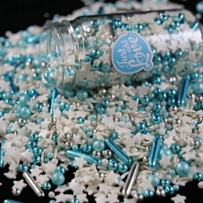 Frasco com confeitos decorativos para bolos em azul, prata e branco derramado