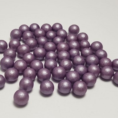 Bolas pequenas violeta brilhantes sobre fundo branco.