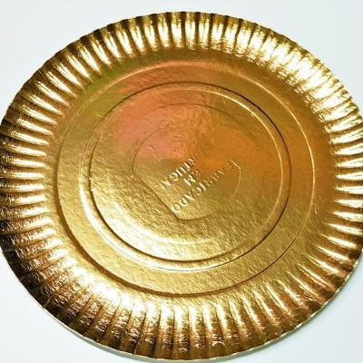 Prato descartável dourado de papel com aviso no centro