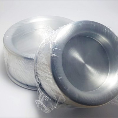 dois recipientes metálicos redondos prateados, um embalado com película plástica