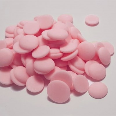 Discos rosa lisos empilhados sobre superfície branca