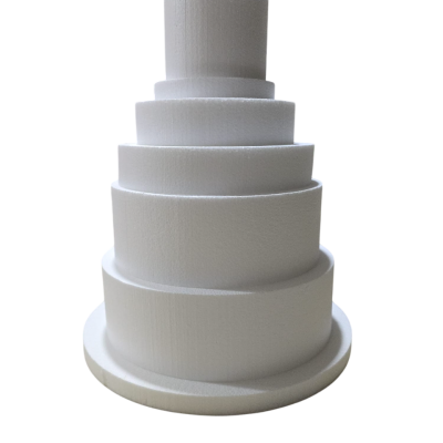 Cinco cilindros de espuma empilhados de vários tamanhos