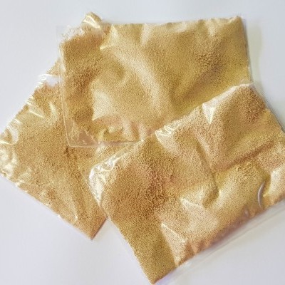 Três saquetas transparentes com grânulos bege