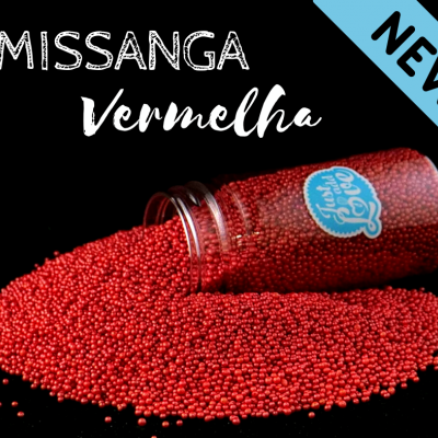 Frasco com missangas vermelhas e texto promocional