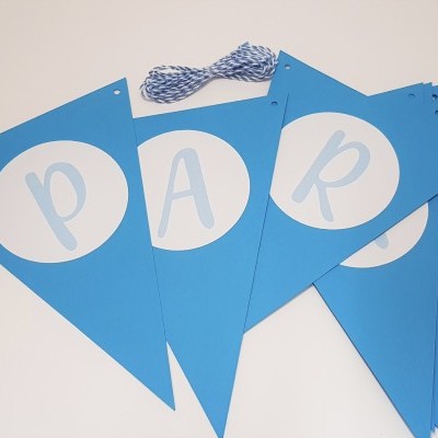 Bandeirolas azuis com letras brancas formando 'PARA' com cordão para pendurar