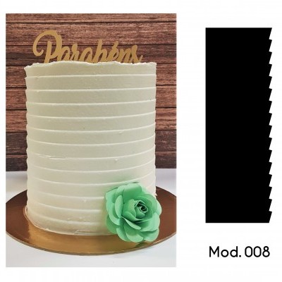 Bolo branco texturizado com enfeite Parabéns dourado e flor verde