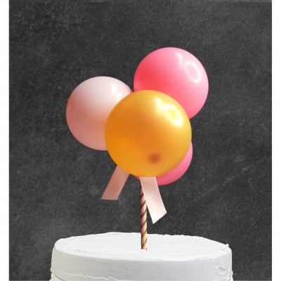 Topo de bolo com balões rosa, dourado e rosa claro sobre bolo branco