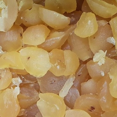 Close-up de sementes amarelas e castanhas