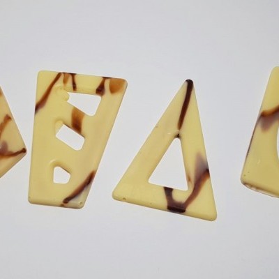 Quatro fivelas geométricas bege com manchas castanhas